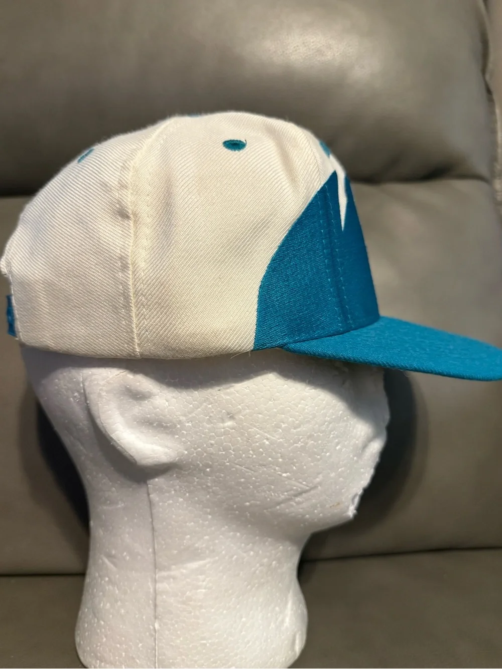 Vintage 90’s Logo Athletic Charlotte Hornets Teal and White Snapback Hat